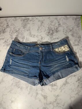 No Boundaries Blue Denim Lace-Pocket Jean Shorts Size 17